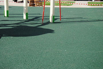 Монтаж покрытия детской площадки.